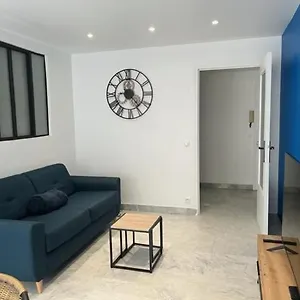 Emplacement De Premier Ordre En Bas Des Plages Et Des Commerces Appartement